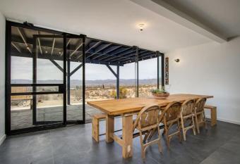Zephyr's Alcove l Joshua Tree Pool House has rooms with a private hot tub