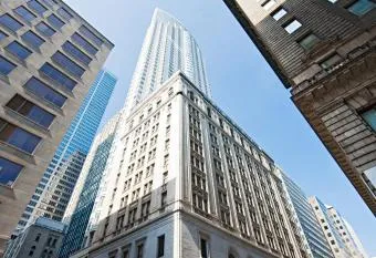 2 BEDROOM STYLISH CONDO BY CN TOWER DOWNTOWN TORONTO has rooms with a private hot tub