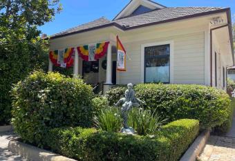 Upscale Downtown Home Walk to Beach shops Bars 2 allows 18 year olds to book a room