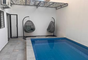 Le Cor des Almadies has rooms with a private hot tub