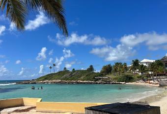 Magnifique logement vue mer! has Balcony rooms