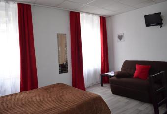 H  tel de La Croix de Malte allows 18 year olds to book a room