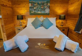 Wall Eden Farm - Luxury Log Cabins and Glamping allows 18 year olds to book a room
