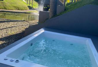 MALOKA CASA EN ORIENTE has rooms with a private hot tub