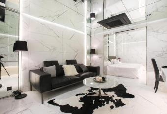 Hotel Star Premier Yeoksam has rooms with a private hot tub