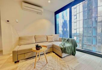 Lovely& Cozy Apt @CBD Level 35, Mins to Central has rooms with a private hot tub
