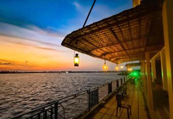 PMC Lakeshore Resort & Houseboat has Balcony rooms