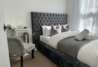 The smaller new refurbished room 5 min from beach/parking in Guests house. allows 18 year olds to book a room