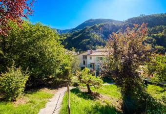 Jolie maison has Balcony rooms