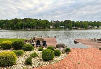 Lake House Paradise has Balcony rooms