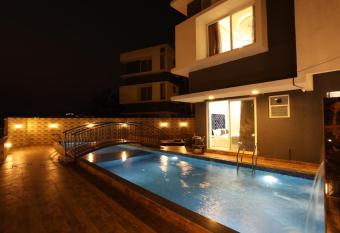 Casa Lola has rooms with a private hot tub