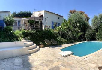 Belle villa C  te d   Azur dans un   crin de verdure. allows 18 year olds to book a room