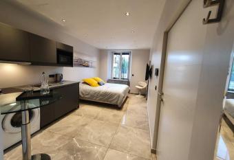 A bon port has Balcony rooms