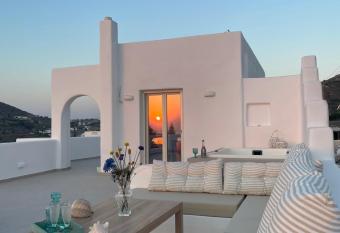 Th.  r  s - Sunset view apartment. has rooms with a private hot tub