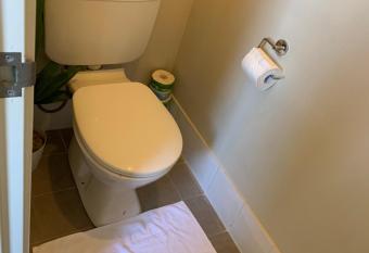 5/11 Noble Home Sweet Home Langford has rooms with a private hot tub