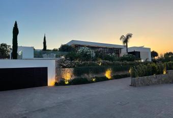 Villa Mimosa Tiska has rooms with a private hot tub