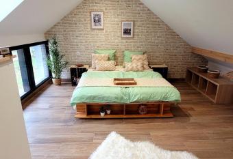 Maison La Bonbonni  re chaleureuse avec parking et garage gratuit has Balcony rooms