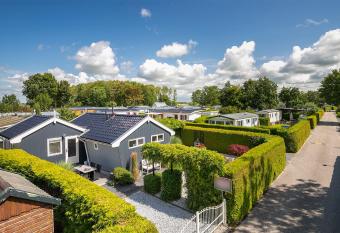 Beautiful 6 persons Chalet with stunning garden allows 18 year olds to book a room