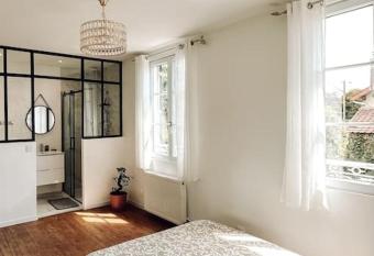 Charmante maison de ville proche Paris has Balcony rooms