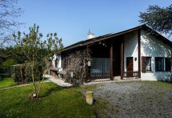 Villa spacieuse et accueillante has Balcony rooms