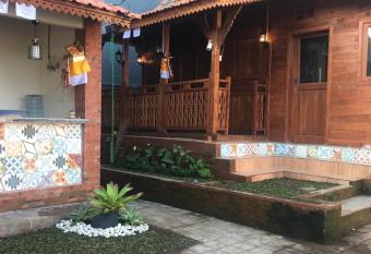 Bharata Beach House has Balcony rooms