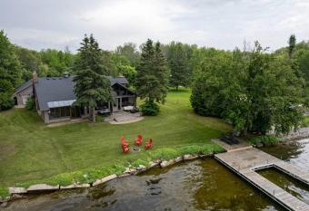 Waterfront - Kawartha Lakes has rooms with a private hot tub