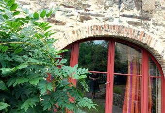 Moulin de Frely has Balcony rooms