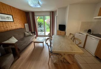 Appartement T3 avec jardin et piscine - Luz Saint Sauveur, Val de Roland has rooms with a private hot tub