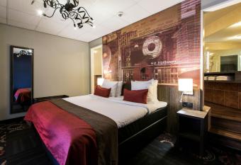 Crown Hotel Eindhoven Centre has rooms with a private hot tub