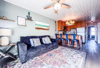 Cozy Beach Condo Sleeps 6 POOL has Balcony rooms