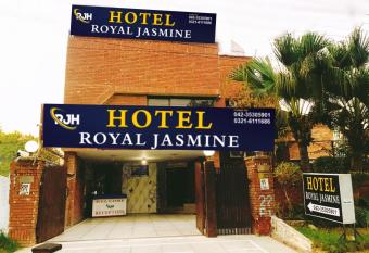 Hotel Royal Jasmine Lahore allows 18 year olds to book a room