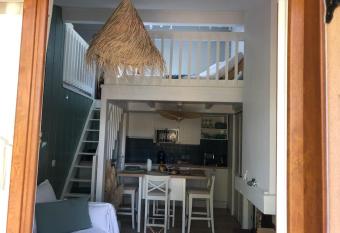 Villa Clade: Chaleureuse et agr  able maison de plage allows 18 year olds to book a room