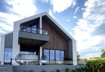 Redhomex Nettleton has Balcony rooms