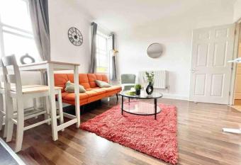 Exquisite Luxury Retreat 2 Beds allows 18 year olds to book a room