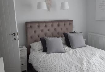 Hideaway Cottage - Private ensuite room - 4 minutes to the sea! has Balcony rooms