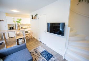 Magnificent Two Bedroom Apartment allows 18 year olds to book a room