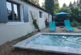 En campagne, proche de L Isle-sur-la-Sorgue allows 18 year olds to book a room
