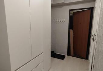 Hi  a s parkiri    em allows 18 year olds to book a room