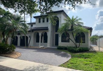 Large Home To Enjoy The Miami Life!! has Balcony rooms