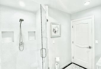 Ocean Breeze Haven Sunset & Pool 3 Bedroom House has rooms with a private hot tub