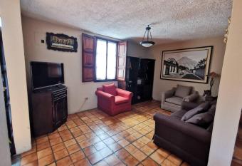 Ideal para disfrutar en Antigua - Casa Las C  pulas allows 18 year olds to book a room