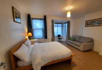 Seaview House has Balcony rooms