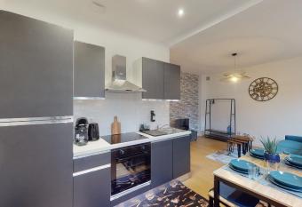 A l abri du tumulte de la ville has Balcony rooms