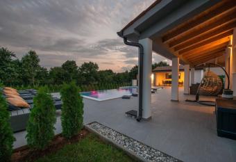 Villa Aron has Balcony rooms