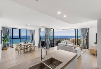 Casa By The Beach has rooms with a private hot tub