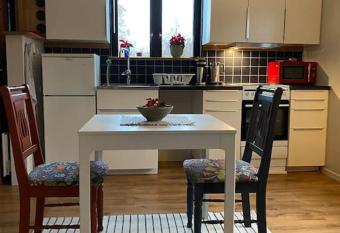 Lugnt,centralt, parkering,altan. has Balcony rooms