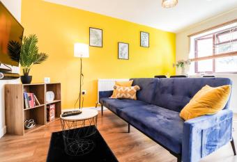 Spacious 1 bed flat-FREE Parking allows 18 year olds to book a room