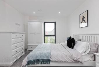 Belfast City Central 3BR Apt allows 18 year olds to book a room