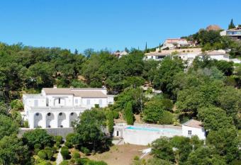 Appartement cosy vue mer baie de Cannes Est  relterrasse 16 m   privative allows 18 year olds to book a room