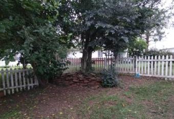 Secret Sanctuary: Corner Cottage has Balcony rooms